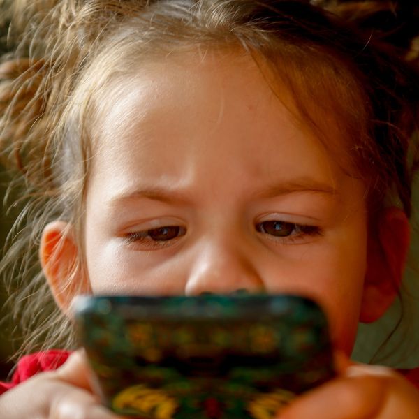 maedchen_smartphone_600